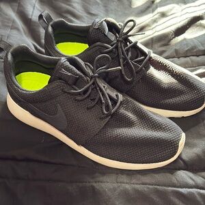 Men’s 9 Nike rosche one shoes